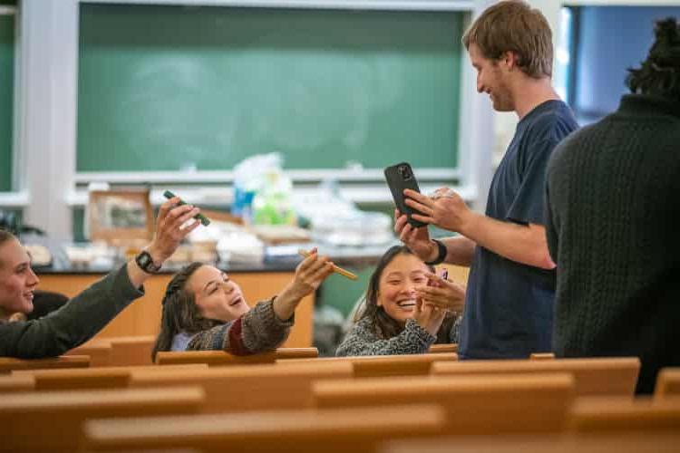 学生们用手机相互交流